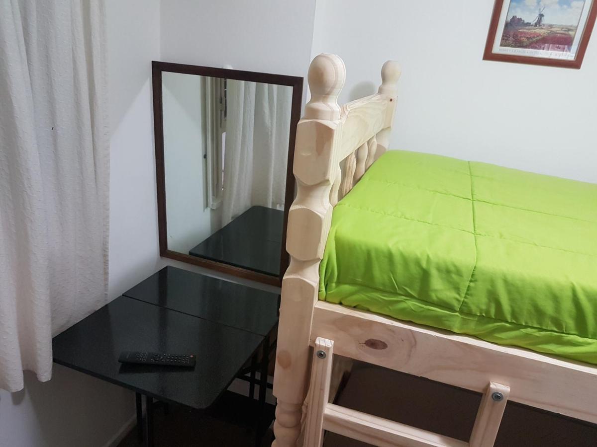 Habitación con baño privado Un piso por escalera Buenos Aires Exterior foto
