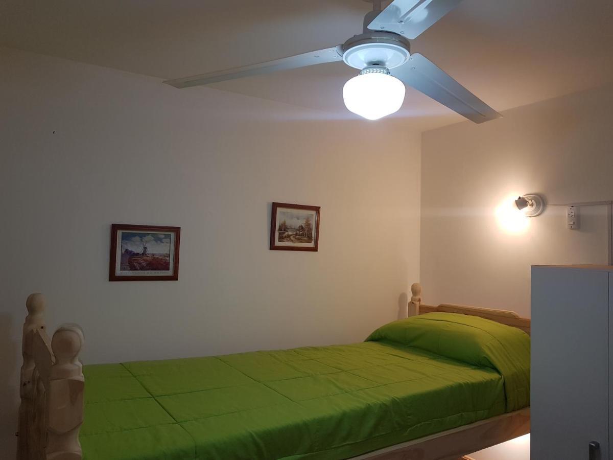 Habitación con baño privado Un piso por escalera Buenos Aires Exterior foto