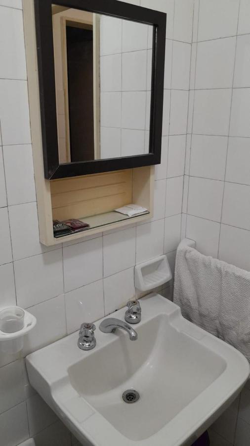 Habitación con baño privado Un piso por escalera Buenos Aires Exterior foto